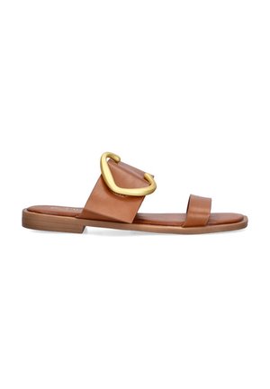 Sandaña deslizante de cuero marrón con una amplia tira y un gran detalle de hebilla dorada, suela plana y diseño minimalista.