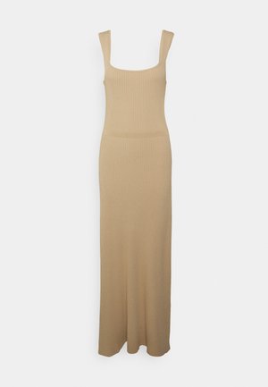 Vestido maxi de canalé beige con escote cuadrado y tirantes anchos, que presenta un cuerpo ajustado que se ensancha ligeramente en el dobladillo.