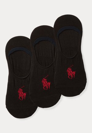 Τρία ζευγάρια μαύρες κάλτσες χαμηλού τύπου με κόκκινα κεντημένα λογότυπα παίκτη πόλο σε κάθε ένα, τοποθετημένα δίπλα δίπλα σε λευκό φόντο.