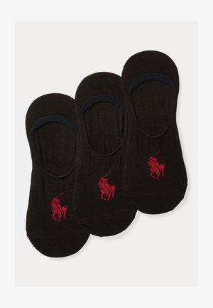 Három pár fekete, láthatatlan zokni, mindegyiken piros hímzett póló játékos logóval, egymás mellé rendezve fehér háttéren.