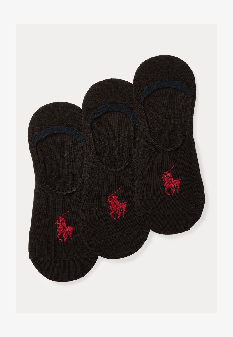 Τρία ζευγάρια μαύρες κάλτσες χαμηλού τύπου με κόκκινα κεντημένα λογότυπα παίκτη πόλο σε κάθε ένα, τοποθετημένα δίπλα δίπλα σε λευκό φόντο.