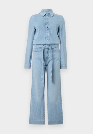 Hellblauer Denim-Overall mit langen Ärmeln, Knopfleiste vorne, spitzem Kragen, weitem Bein und einem passenden Stoffgürtel, der in der Taille gebunden ist.