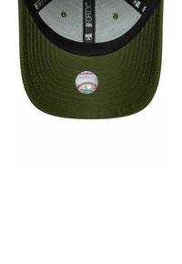 Olivenfarbene Baseballmütze mit einem schwarzen Schild, die auf der Vorderseite eine kreisförmige weiße Baseballgrafik und subtile Nähdetails aufweist.