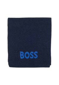 Tmavě modrý žebrovaný šál s výrazným modrým logem "BOSS" vespod. Měkká textura přidává teplo a pohodlí.