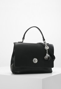 Sac à main en cuir noir au design structuré, avec quincaillerie en argent et un charm décoratif. Il dispose d'une poignée supérieure et d'une bandoulière amovible.