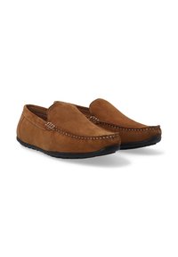 Braune Wildleder-Loafer mit weicher Textur, die kontrastierende weiße Nähte entlang der Nähte und eine flexible schwarze Gummisohle aufweisen.