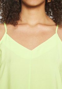 Vero Moda Tall VMQUEENY CALF SINGLET DREES - Φόρεμα ημέρας - sharp green