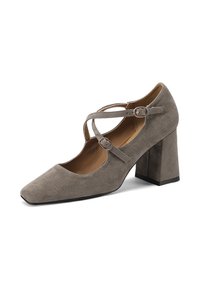 Scarpa con tacco in suede grigio, con punta quadrata e tacco a blocco spesso. Presenta una cinghia alla caviglia intrecciata con dettagli di fibbia regolabili.