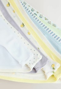 Stapel pastellfarbener Damenunterhosen mit Blumen-, Streifen- und Tupfenmustern, verziert mit Spitzenbesatz auf hellem Hintergrund.