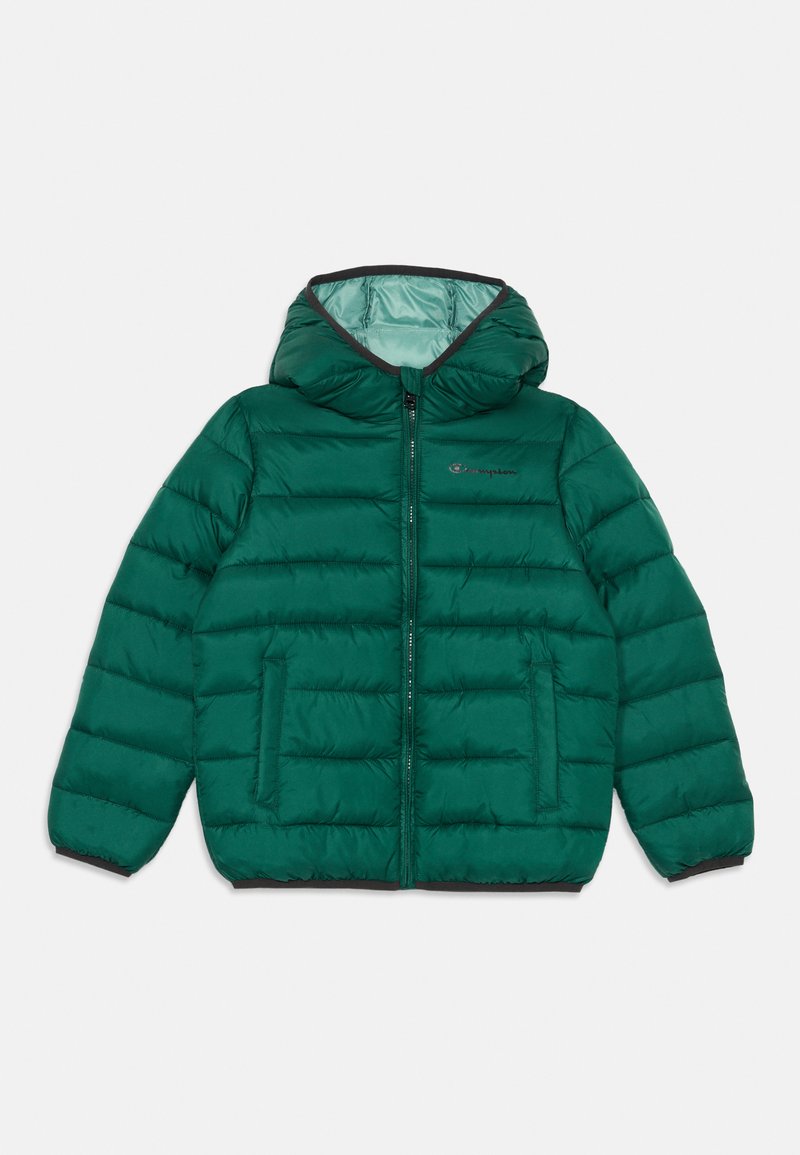 Casaco puffer verde com capuz, apresentando um design acolchoado, fecho frontal e bolsos laterais. O interior tem um forro em azul claro contrastante.