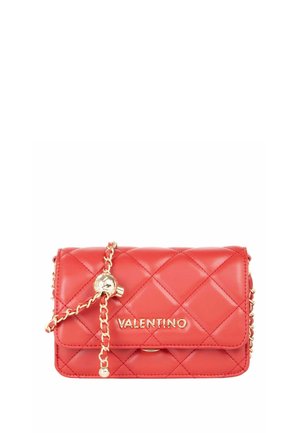 Sac bandoulière en cuir matelassé rouge Valentino avec bandoulière chaîne dorée et logo doré sur le rabat avant.