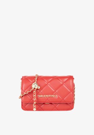 Sac bandoulière en cuir matelassé rouge Valentino avec bandoulière chaîne dorée et logo doré sur le rabat avant.