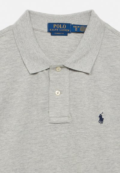 Polo gris clair avec patte à deux boutons, col classique et petit logo brodé d'un joueur de polo bleu marine sur la poitrine.
