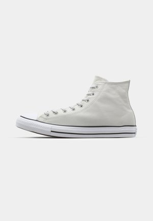 Hoge sneakers van lichtgrijs leer met een witte rubberen neuskap en zolen, voorzien van metalen oogjes en zwarte streepdetails.