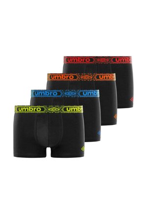Quatre paires de boxers pour hommes noirs avec des ceintures à logo "umbro" en jaune, bleu, orange et rouge, disposées en rangée décalée.