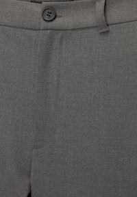 Pantalons gris en tissu texturé, dotés d'un devant plat, d'une fermeture à un bouton et d'une taille standard.