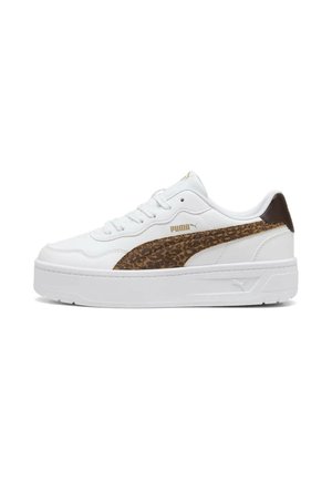 Zapatilla blanca Puma con suela gruesa, franja lateral con estampado de leopardo marrón, logo dorado de Puma y detalle marrón en el talón.