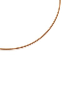 Collar de metal de tono cobre con un diseño elegante y flexible, textura suave y superficie en espiral continua.