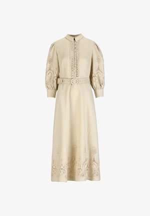 Beige midi-jurk met driekwartsmouwen met pof, ingewikkelde kanten inzetstukken op de mouwen en zoom, een hoge kraag, een knoopsluiting aan de voorkant en een bijpassende riem.