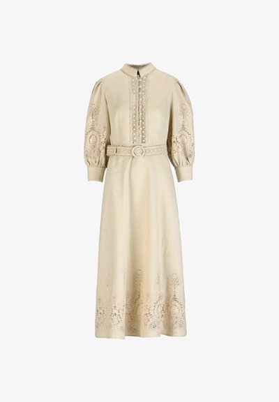 Beige midi-jurk met driekwartsmouwen met pof, ingewikkelde kanten inzetstukken op de mouwen en zoom, een hoge kraag, een knoopsluiting aan de voorkant en een bijpassende riem.