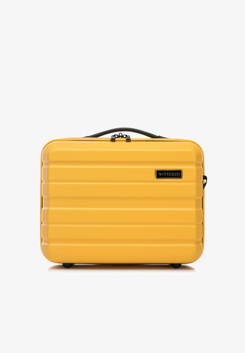 Maleta rígida amarilla con textura estriada, que cuenta con un asa superior negra, dos ruedas y un logo de la marca en la parte frontal.