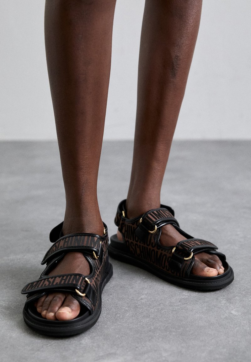 MOSCHINO DONNA - Sandales - marrone/nero