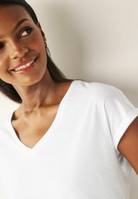 Next V-NECK - Osnovna majica kratkih rukava - white