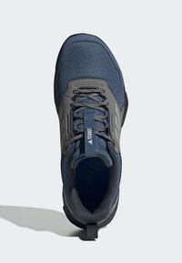 Blå mesh sneakers med grå detaljer, rund tå, snørebåndsdesign, polstret krave og struktureret gummisål. Branding på tungen og siden.