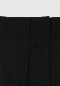 Calze nere lavorate a maglia con texture a costine; presentano un bordo liscio e un motivo uniforme su tutta la superficie, progettate per comfort e durata.