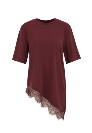 Top burdeos de manga corta con cuello redondo, con un dobladillo asimétrico adornado con encaje festoneado.