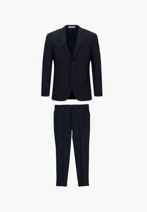 Completo blu navy composto da un blazer sartoriale con una tasca sul petto e pantaloni slim-fit abbinati, entrambi in tessuto liscio.