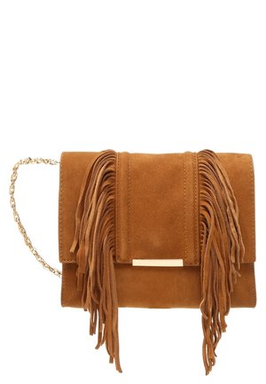 Braune Crossbody-Tasche aus Wildleder mit langen Fransen vorne und einem goldfarbenen Kettenriemen, ausgestattet mit einem rechteckigen goldfarbenen Verschluss.