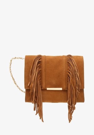 Brązowa zamszowa torba na ramię z długimi frędzlami z przodu i złotym łańcuszkiem, wyposażona w prostokątną złotą klamrę.
