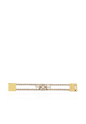 Bracelet en corde beige double torsadée avec fermoirs carrés en or et un élément décoratif central en or avec de petits cristaux.
