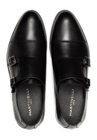 Un par de zapatos de vestir de doble hebilla en piel negra con punta redondeada, hebillas plateadas y la marca dorada "MARTINELLI 1973" en el interior.