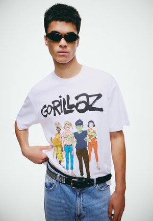 Bershka, RELAXED FIT GORILLAZ PRINT T-SHIRT - T-shirt con stampa - white