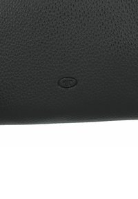 Cartera de cuero negra con superficie texturizada y logotipo en relieve. Presenta una forma rectangular elegante con bordes redondeados.