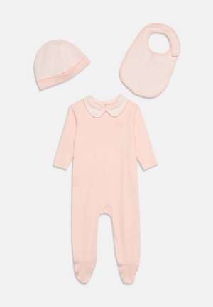 Weiches rosa Baby-Outfit mit einem langärmligen Fuss-Overall, passender Mütze und abgerundetem Lätzchen mit Klettverschluss.