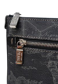 Borsa nera con texture e zip, caratterizzata da hardware in argento e dettagli goffrati. Tessuto di alta qualità con cuciture rinforzate.
