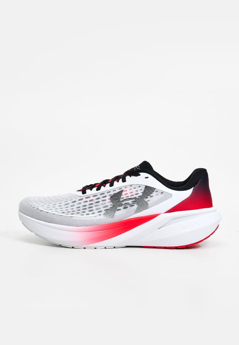 Zapatilla deportiva para correr con parte superior de malla blanca, detalles en negro y rojo, y suela blanca gruesa con detalle degradado en rojo y logo negro.