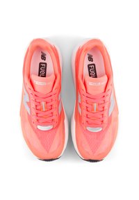 Zapatillas de correr color coral brillante con una parte superior de malla transpirable, detalles en plata, cordones planos y una suela blanca acolchada. Diseño minimalista.