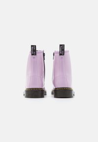 Liliowe, lakierowane botki za kostkę z czarną gumową podeszwą, bocznymi zamkami i tkaninowymi pętlami do chwytania z napisem "WITH SOLES" oraz szczegółami w kształcie serca.
