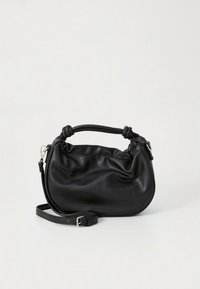 Czarna skórzana torebka z supełkowaną krótką rączką i odpinanym, regulowanym paskiem na ramię, spoczywająca na białej powierzchni.