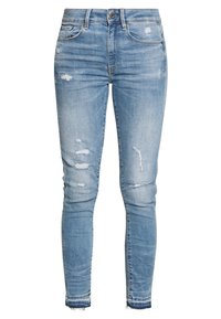 Jeans skinny de mezclilla azul claro con detalles desgastados, con una cintura alta, cinco bolsillos y dobladillos deshilachados para un look casual.