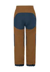 Pantaloni isolati marrone con toppe rinforzate blu navy sul sedere, sui lati interni delle gambe e sui polsini delle caviglie, mostrati da dietro.