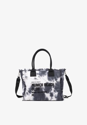 Bolsa tote de lona tie-dye con asas negras, bordes con flecos y correa de hombro negra desmontable. El texto dice "Munich Beach Club Scuba Collection."