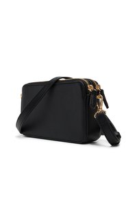 Svart läder crossbody-väska med rektangulär form, gulddragkedjor och avtagbar rem. Strukturerad yta och minimalistisk design.