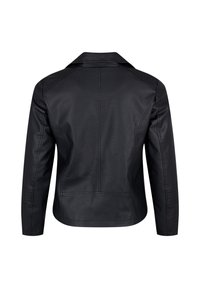 Veste en faux cuir noir avec un col, une coupe ajustée et des détails de couture subtils sur les épaules et le dos. Pas de quincaillerie visible.