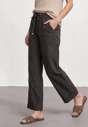Street One, STRAIGHT LEG HOSE IM CASUAL FIT MIT TURN-UP - Pantalon classique - black coffee