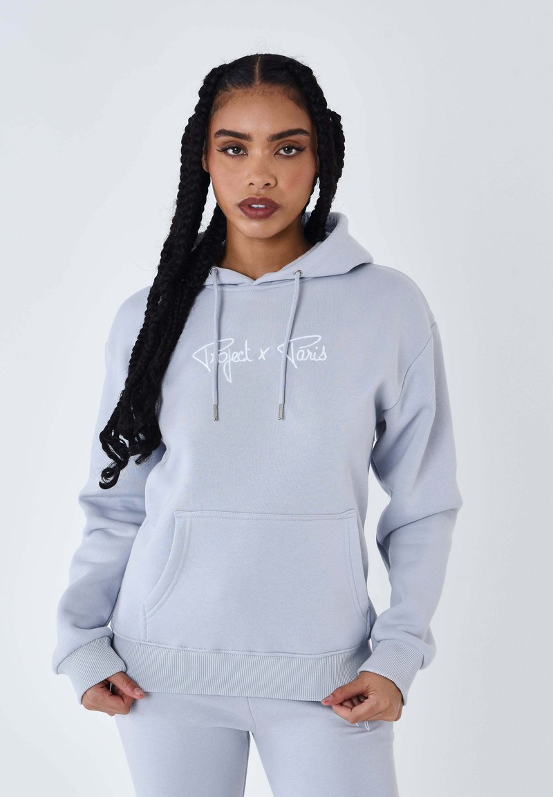Lichtgrijze hoodie met een voorzak, een trekkoordkap, en een wit logo "Project x Paris." Soepele stof met ribgebreide manchetten en zoom.